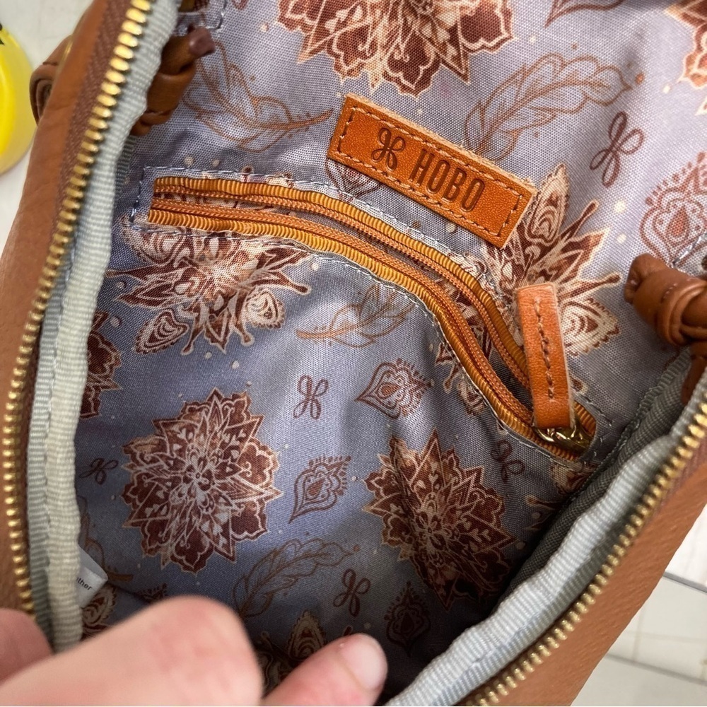 Hobo brown leather crossbody bag - Picture 7 of 11